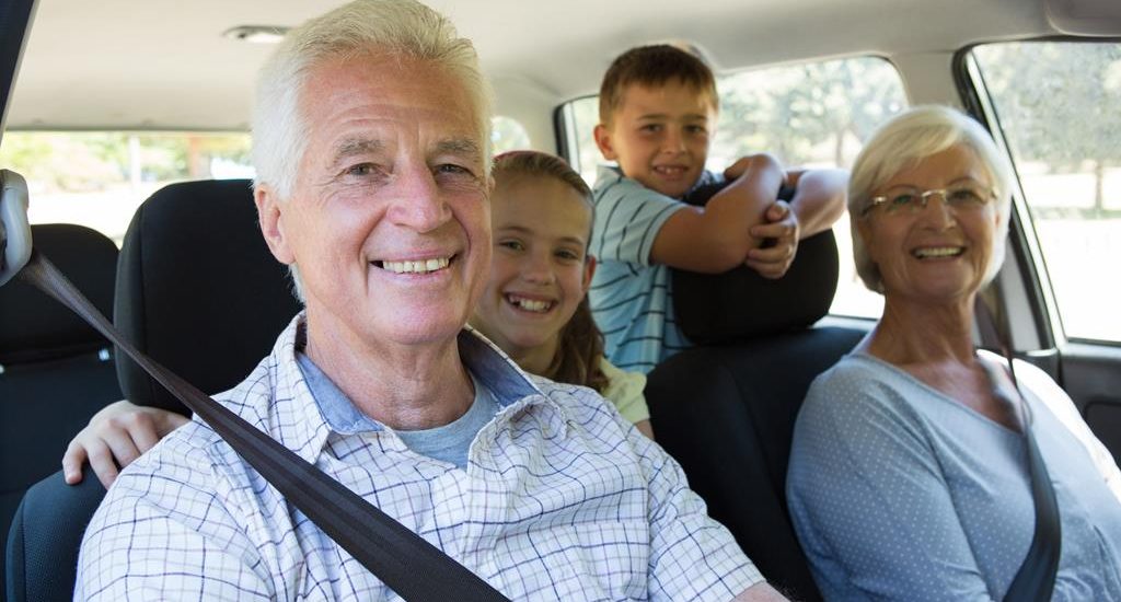 Viajes en vehículo familiares de edad avanzada