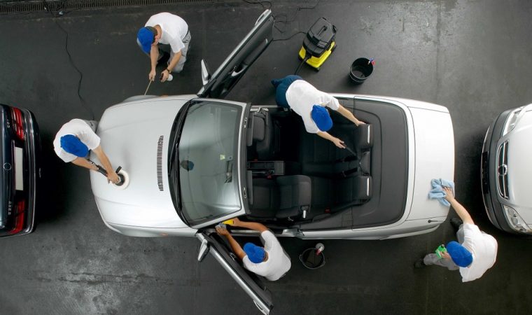 கார் அழகுசாதனப் பையில் என்ன நிரப்ப வேண்டும்