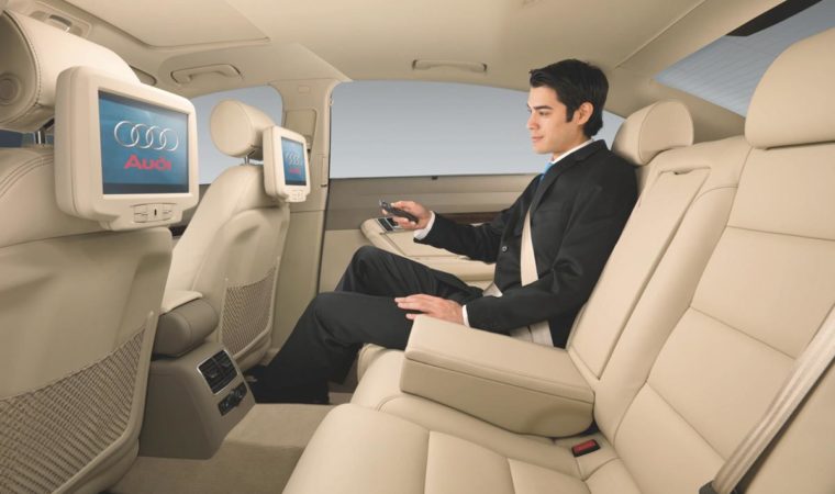 Teilifíseáin Chairr: Treoir do Chórais Siamsaíochta In-Fheithicle