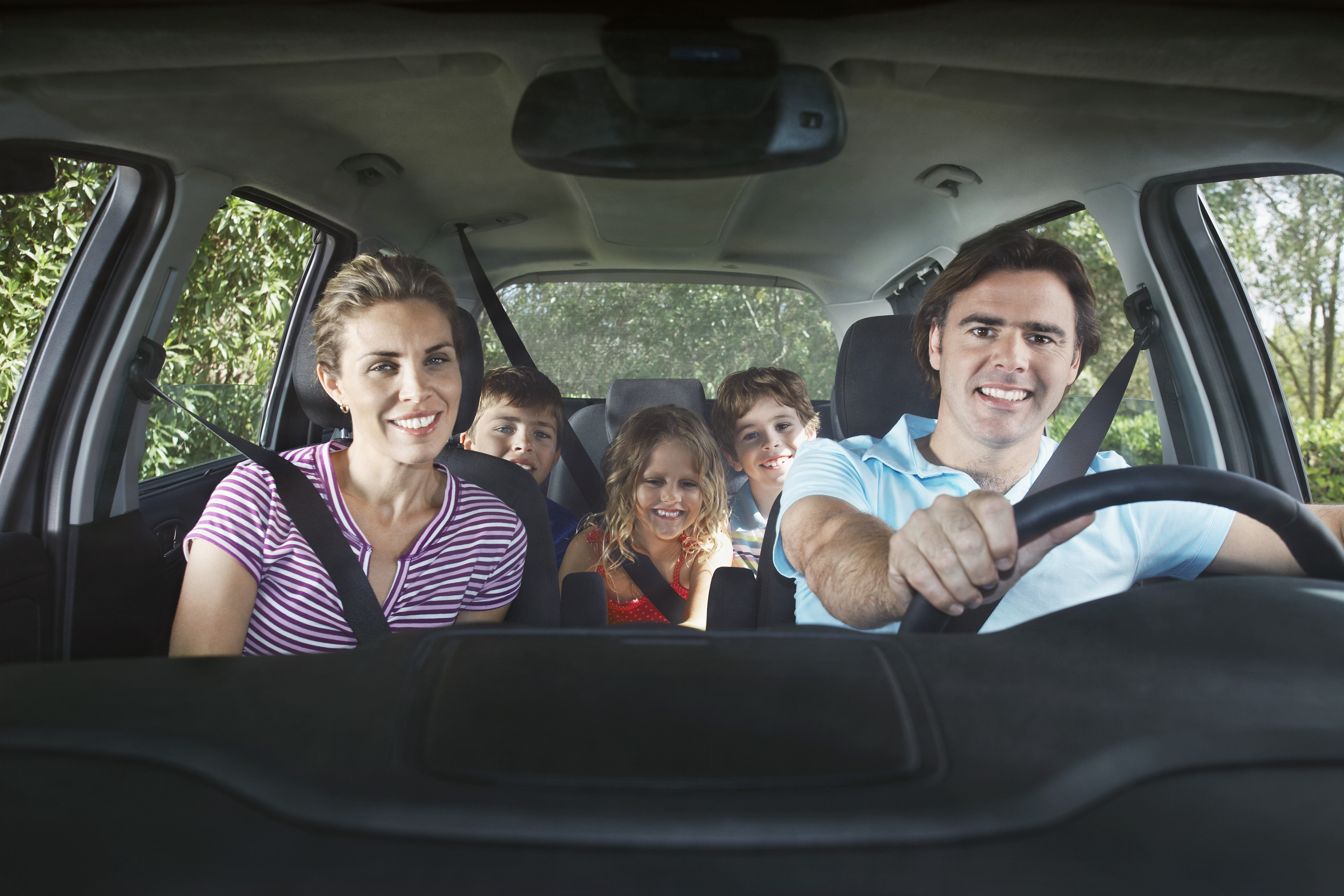 I am driving in my car. Человек едет в машине. Счастливая семья в автомобиле. Люди едут в автомобиле. Семья едет в машине.