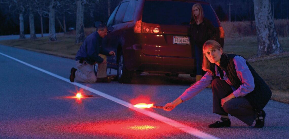 Queme Bengala Roja, Luz De Señal De Emergencia En Carretera O Mar