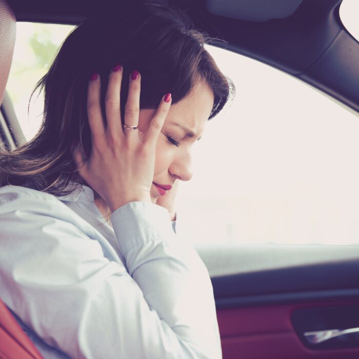 ¿Qué debe hacer si escucha chirridos en el automóvil?