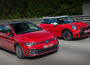 Volkswagen Golf GTI против Mini John Cooper Works: Из удобности у хаос