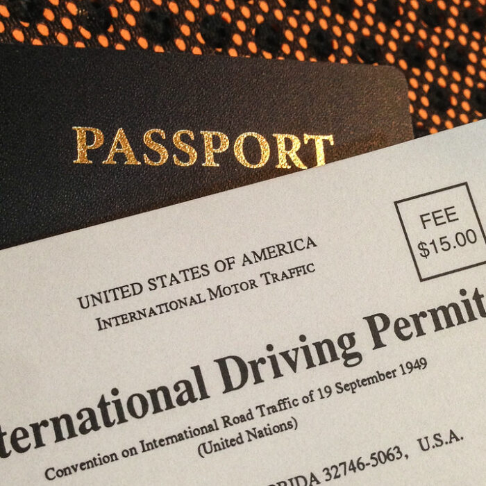 Autoridad de Conducción Internacional vs AAA IDP: La elección correcta para sus necesidades al conducir en el extranjero