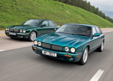 Två generationer av Jaguar XJR: Den mest eleganta sedanen vid millennieskiftet