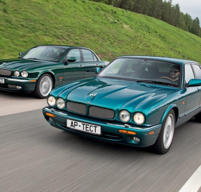 Zwei Generationen Jaguar XJR – die eleganteste Limousine der Jahrtausendwende.