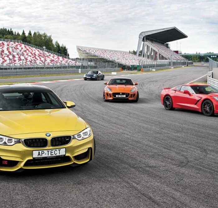 Scontro tra titani: BMW M4 vs. Porsche 911 vs. Corvette vs. Jaguar F-Type R