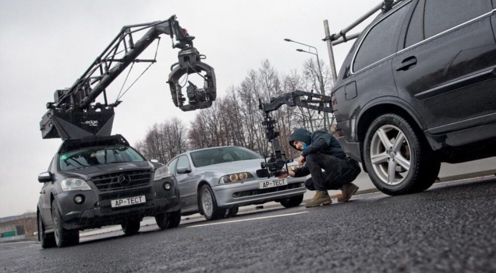 Les moteurs en coulisses: Monter dans les grues de cinéma sur Mercedes-Benz ML 63 AMG et Volvo XC90 V8