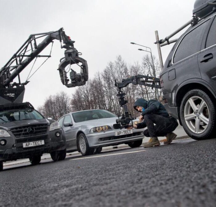 Motores nos bastidores: Pilotando em guindastes de filme no Mercedes-Benz ML 63 AMG e Volvo XC90 V8