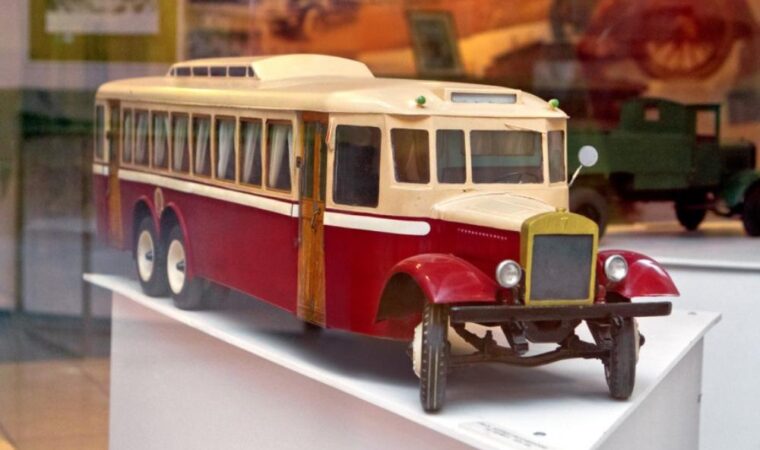 Jazz per Sergo: La storia degli autobus giganti dimenticati YA-2