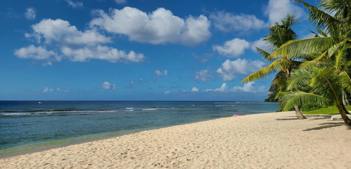 Yigit qizni tili bilan erkalaydi