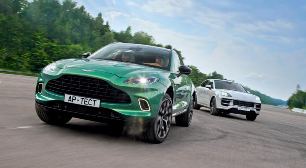 Aston Martin DBX vs. Porsche Cayenne S Coupé: Der ultimative Vergleichstest für Luxus-SUVs